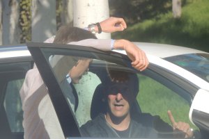 Miguel Corona despidiendo a su primer entrenador como director deportivo.