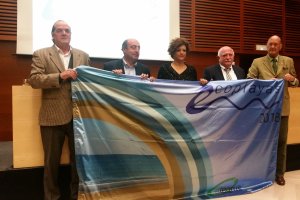 Francisca García Carretero recoge la nueva bandera para El Playazo de Vera.