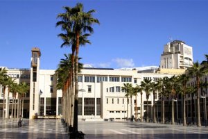Plaza Mayor de El Ejido, con el Ayuntamiento al fondo.