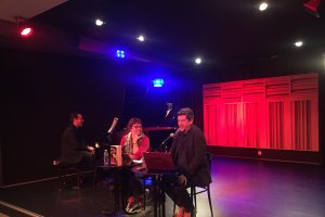 Presentación de la novela Avión Club con Pablo Mazuecos, Beatriz Senosiain y Carlos Santos, en Clasijazz.