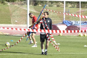 El míster quitando el material del Anexo.