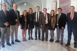 Díaz, con dirigentes socialistas en el Parlamento.