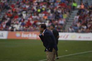 Fran Fernández dirigiendo al Almería frente al Huesca.