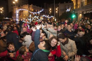 Los pequeños y no tan pequeños se disputan los caramelos de la Cabalgata de Reyes.