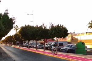 Recreación del carril bici a su paso por la calle Mayor, desde donde llegará hasta el IES?Alyanub, uniendo playa y centro urbano.