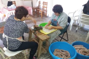 Rellenando los embutidos al estilo tradicional.