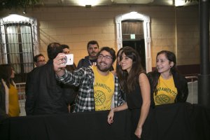 Macarena García ayer a su llegada al Cervantes fotografiándose con seguidores de La llamada.