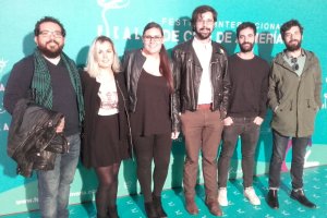 Irene Garcés (en el centro), con parte del equipo técnico de su cortometraje Hubo un lugar, a concurso ayer en la última jornada del certamen.