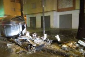 Contenedor quemado en Rambla Belén esta madrugada.