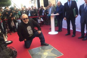 Álex de la Iglesia posa junto a su estrella almeriense en el Paseo de la Fama.