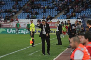 Alcaraz dirigiendo al Almería.