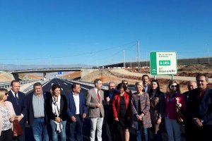 Foto en familia de los asistentes a la apertura total de la variante de Roquetas.