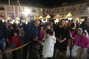 El alcalde, Domingo Fernández, corta la cinta del mercado gastronómico.