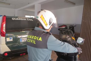 Agentes de la Guardia Civil han detenido al atracador.