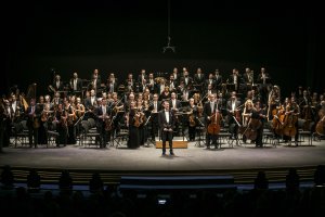 La Orquesta Sinfónica de RTVE, con su director, anoche durante el concierto.