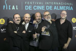 Álex de la Iglesia posa con su premio acompañado de Carlos Areces, Jaime Ordóñez, Manuel Tallafé y Zoe Berriatúa.