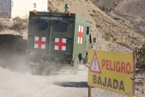 Una ambulancia militar acude a la asistencia en Sierra Alhamilla