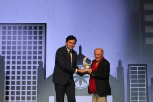 El presidente de AEMA entrega el galardón al pintor Antonio López.
