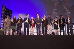 Los premiados posaron al finalizar el acto con sus galardones.