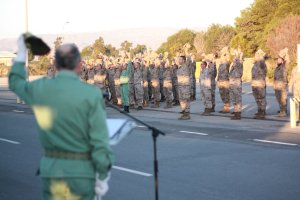 El general Martín Cabrero yA parte del contingente con vitorean a la Legión y a España
