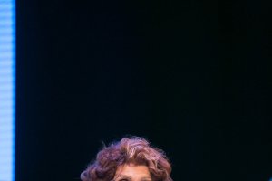 Sophia Loren, elegantísima con su premio Almería, Tierra de Cine.