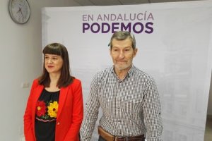 Julio Rodríguez, con la parlamentaria andaluza de Podemos Lucía Ayala, en un acto cuando era candidato por Almería