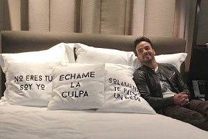 Luis Fonsi rodeado de frases de su última canción, que apunta a ser otro éxito
