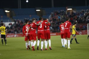 Alcaraz celebra un gol con los compañeros.