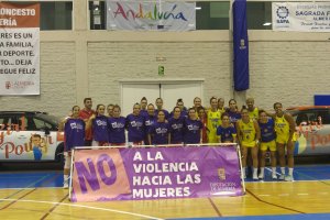 Foto de las dos escuelas  CB Almería y autoridades entre dos C3 Aircross.