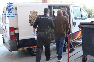 Traslado del detenido desde la Comisaría de Almería