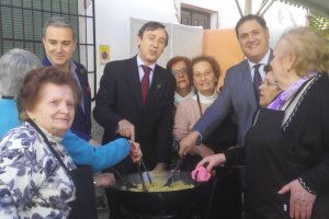 El alcalde, Francisco Alonso, y Rafael Hernando hacen buenas migas.