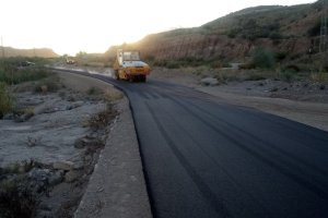 Asfaltado de una de las carreteras que está dentro del plan de mejoras.