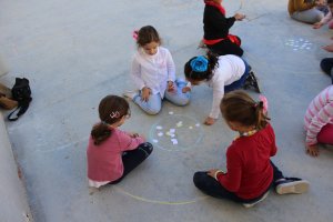 Los niños se lo pasaron en grande jugando con los cromos.