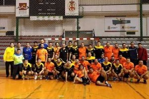 Los dos equipos posan en la pista.