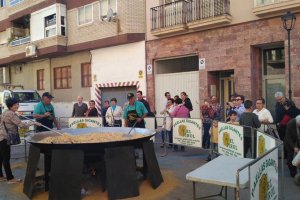 Migas gigantes elaboradas en la última jornada del "Mercado DegustHO".