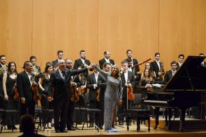 Michael Thomas y Paula Coronas saludan, con el resto de músicos al fondo.