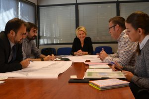 Eloísa Cabrera, concejal de Gestión de la Ciudad, con los técnicos.