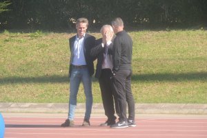 Alfonso sonríe con Lucas y Corona.