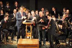 Homenaje al director de la banda de música. Foto: Antonio L. pozo