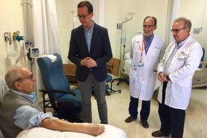 Un paciente es atendido en el Hospital de Día que Torrecárdenas ha abierto en el Hospital Cruz Roja.