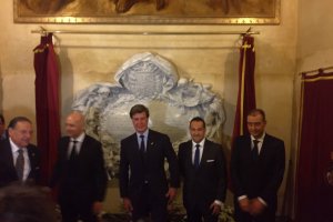 José Moreno, hermano mayor; Diego Martínez Cano, presidente de la Cámara de Comercio y Cuéllar; Cayetano Martínez de Irujo, José A. Navarro Arteaga, 