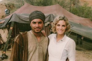 Nabil Karma junto a Amaia Salamanca, en el set de rodaje.