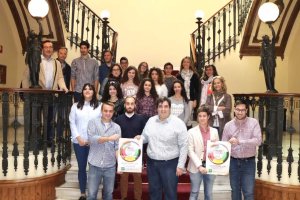 Foto en grupo de los premiados este año por el IAJ.