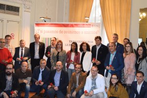 Foto de familia con los responsables de Cruz Roja y representantes de las empresas galardonadas.