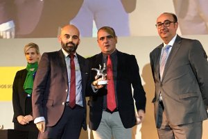 Entrega de los Premios de Voluntariado en Sevilla, con Valentín Sola, de FAAM.