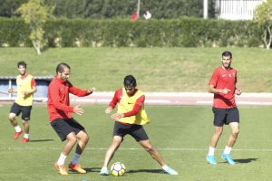 Verza y Tino disputando un balón.