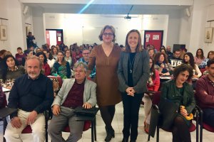 La delegada de Educación y la directora del IAM, ayer, en las jornadas.