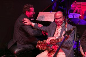 Benny Golson agradece con un gesto de cariño la implicación de Mazuecos en una foto de Eduardo Alías.