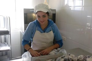 Una empleada de Dulce Andarax empaquetando mantecados de Laujar.