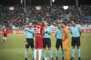 Joaquín Fernández debe adelantar su posición en el Almería de Lucas.